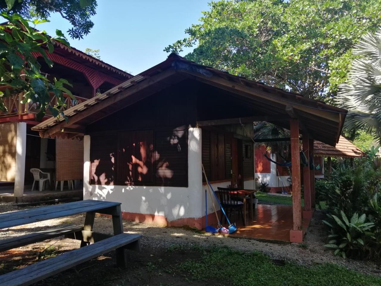 Chalet Y Cabinas Hibiscus Cahuita Esterno foto